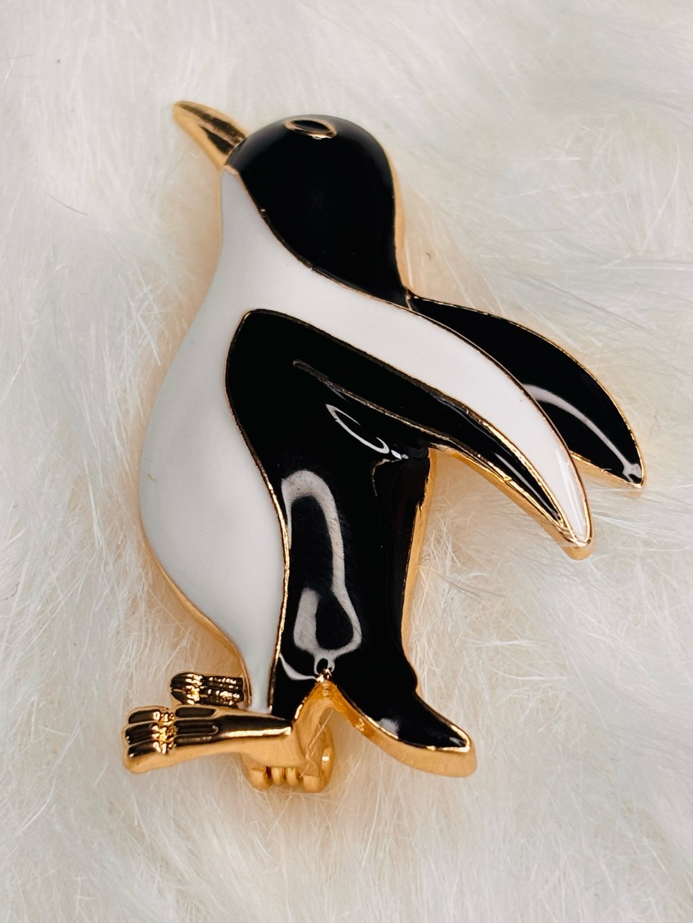 Black & White Enamel Penguin Brooch – Gold Tone Bird Pin